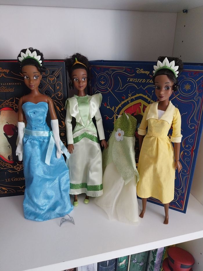 3 Poupées Tiana Restaurant Serveuse et en robe bleue et couronne + tenue verte princesse Disney