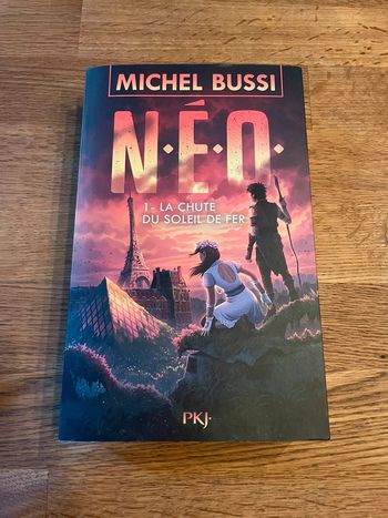 Livre roman Michel Bussi N.É.O.  Numéro 1 La chute du soleil de fer