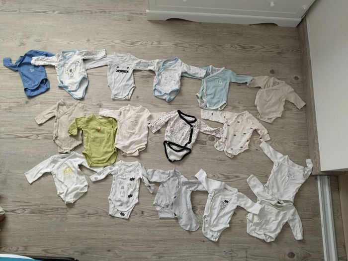 Lots de 17 bodies taille 54 cm