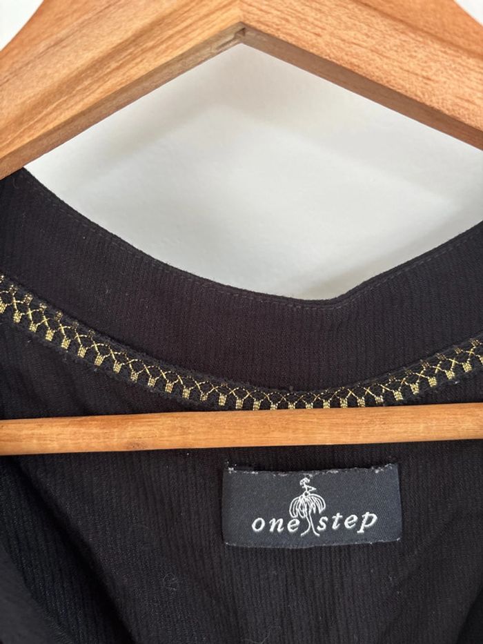 Robe noire avec bas en dentelle - photo numéro 2