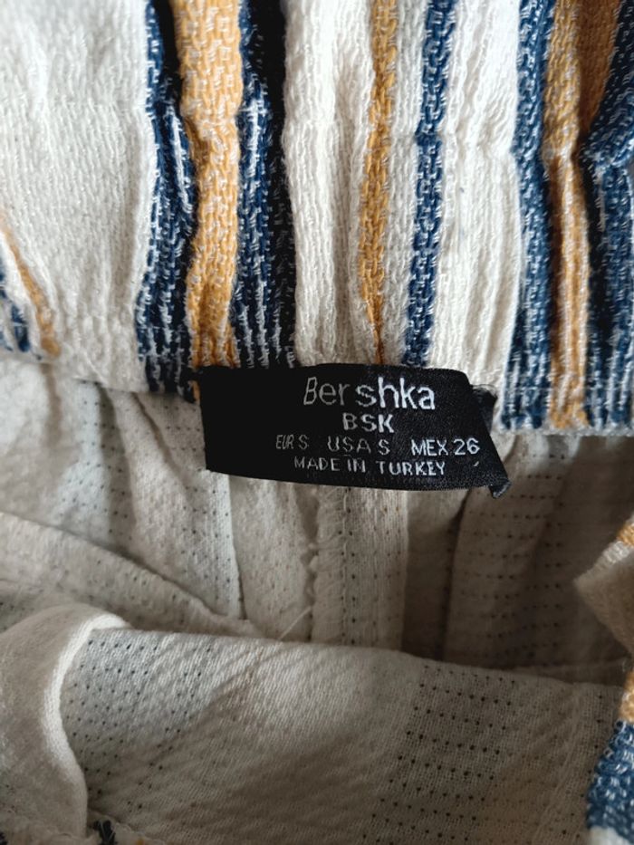 Short Bershka taille S (36) - photo numéro 4
