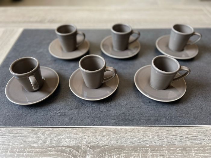 Service à café 6 tasses et soucoupes neuf