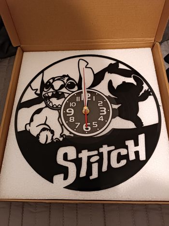 Horloge murale en vinyle stitch
