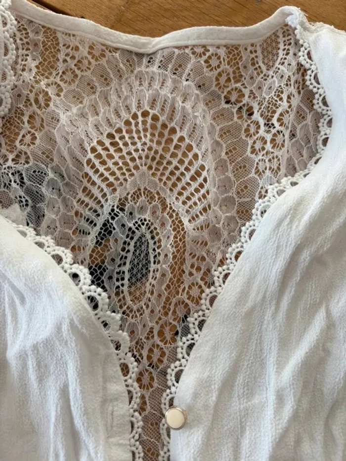 Blouse gilet léger et dentelle - photo numéro 2