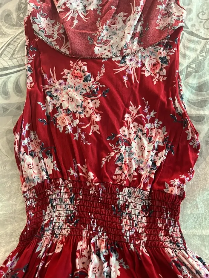 Très jolie robe de couleur rouge à motifs fleuris - photo numéro 6