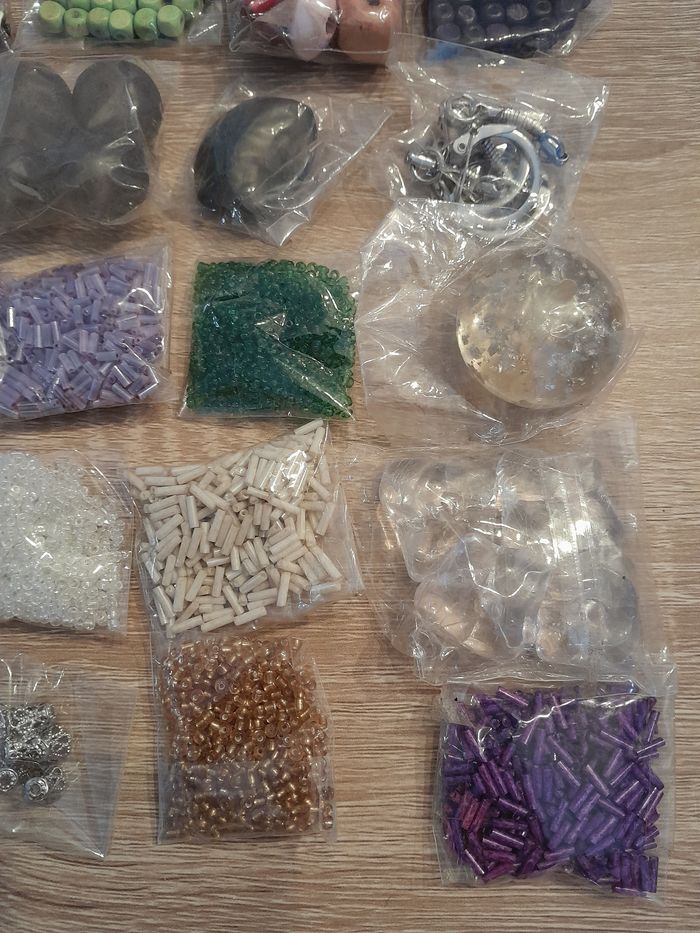 Lot de 40 sachets de perles et accessoires - photo numéro 2