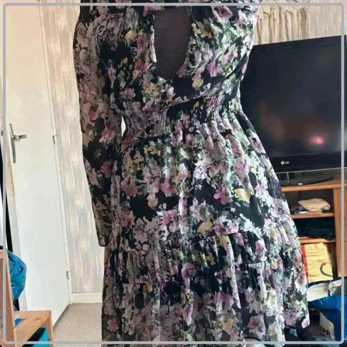 Robe fleurie  taille  38  marque sinequanone - photo numéro 3