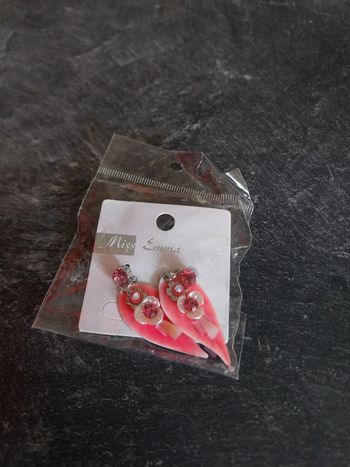 Boucle d'oreille pendante rose neuf femme Miss emma