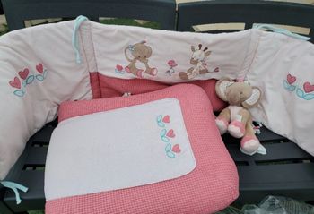 lot matelas à langer + peluche + tour de lit de chez nattou