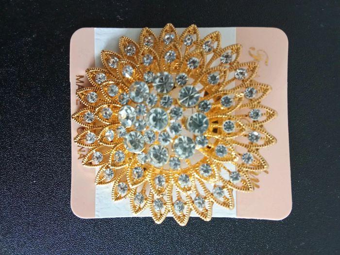 Broche dorée ronde