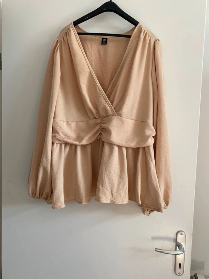 Blouse à col V avec taille cintrée couleur beige