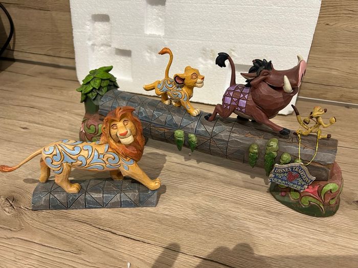 Le roi lion sur le tronc d’arbre - photo numéro 2