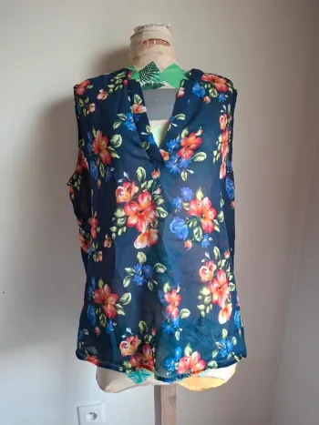Blouse fluide bleue à fleurs tropicales, en très bon état, taille 3XL