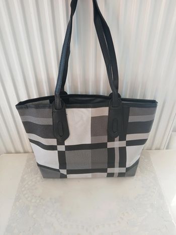 Joli sac noir/blanc/gris en cuir pu.