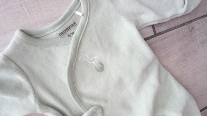 Grenouillere naissance bébé plume de coloris vert pastel - photo numéro 3