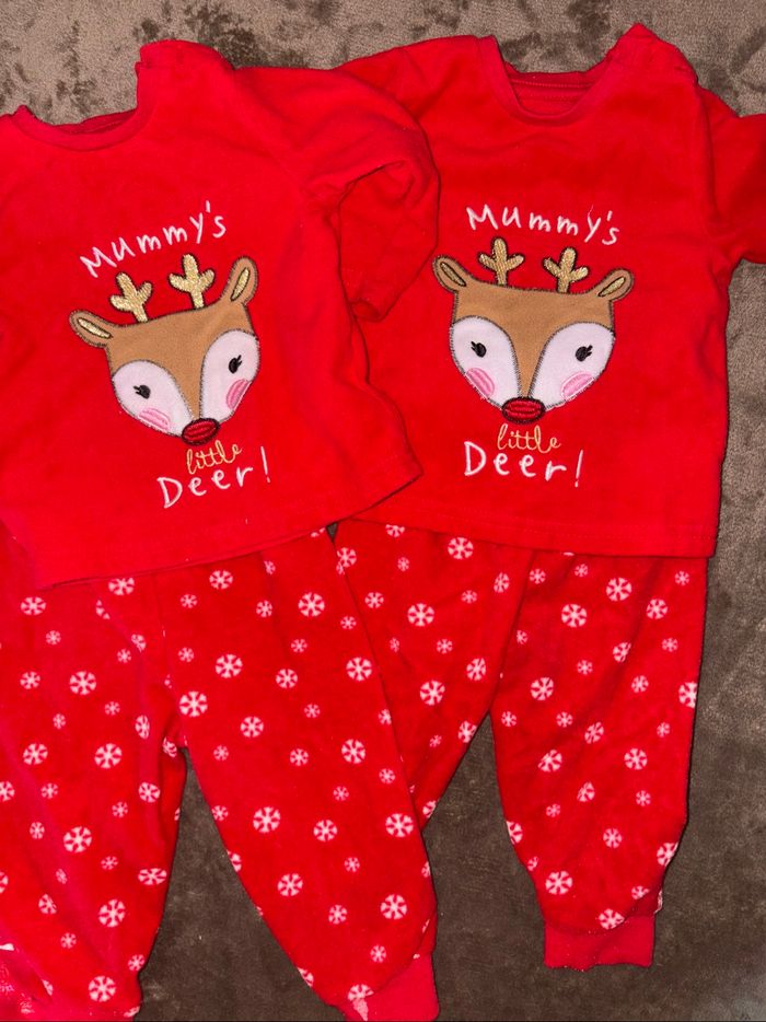 Lot de deux pyjamas de Noël pour jumeaux taille 6/9 mois primark en très bon état - photo numéro 2