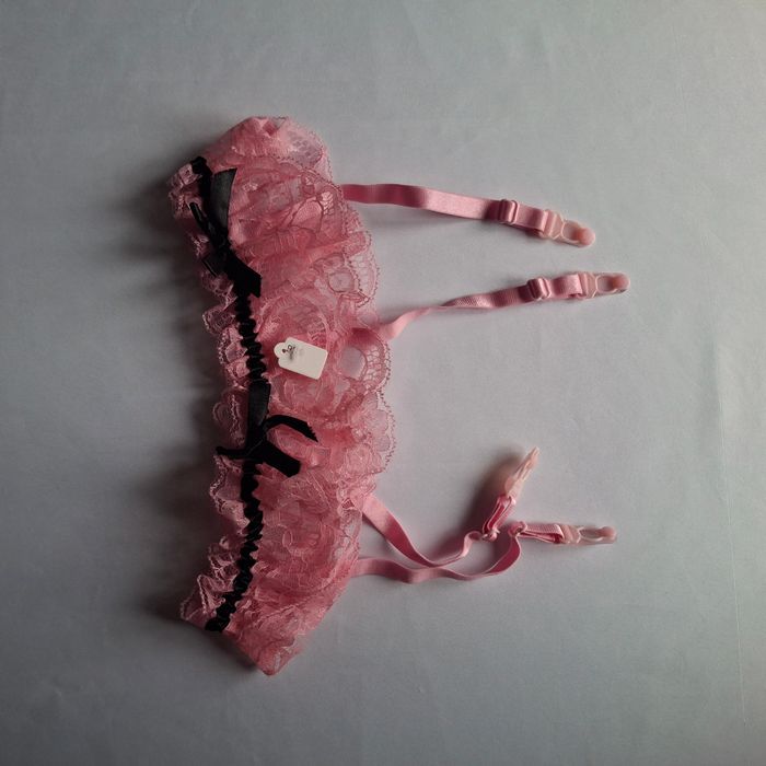 Porte jarretelle en dentelle rose et noir NEUF avec étiquette - photo numéro 3