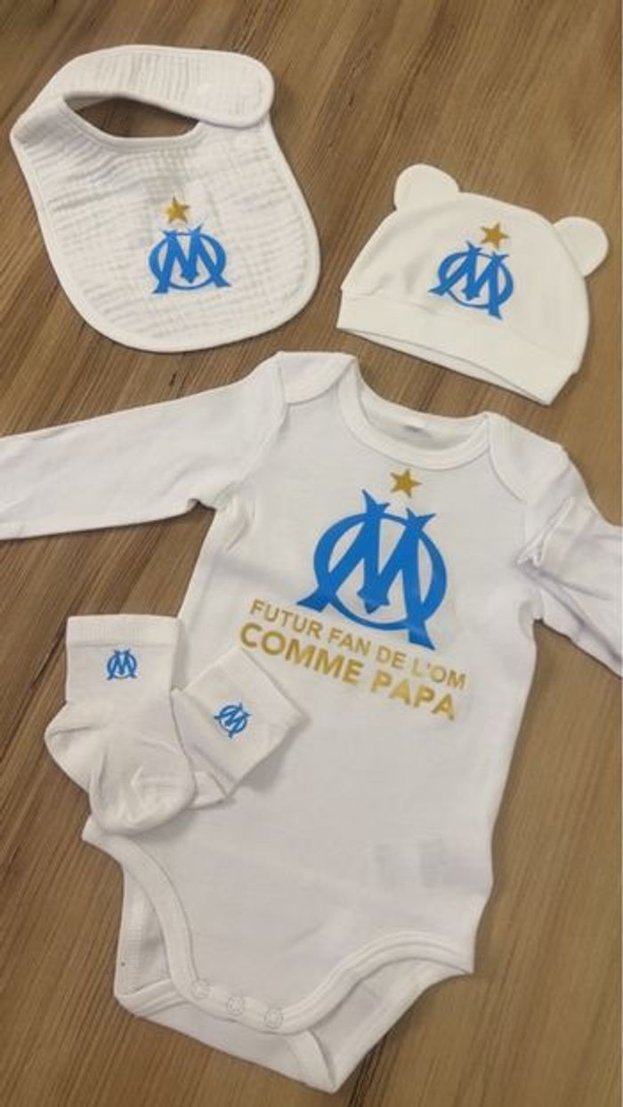 Ensemble Bébé Neuf – Body + Bonnet + Bavoir + Chaussettes – “Futur Fan de l’OM Comme Papa” – Cadeau Naissance - photo numéro 3