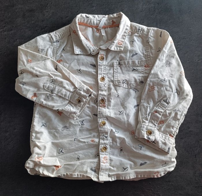 Chemises manches longues beige et motifs
Taille 18 mois