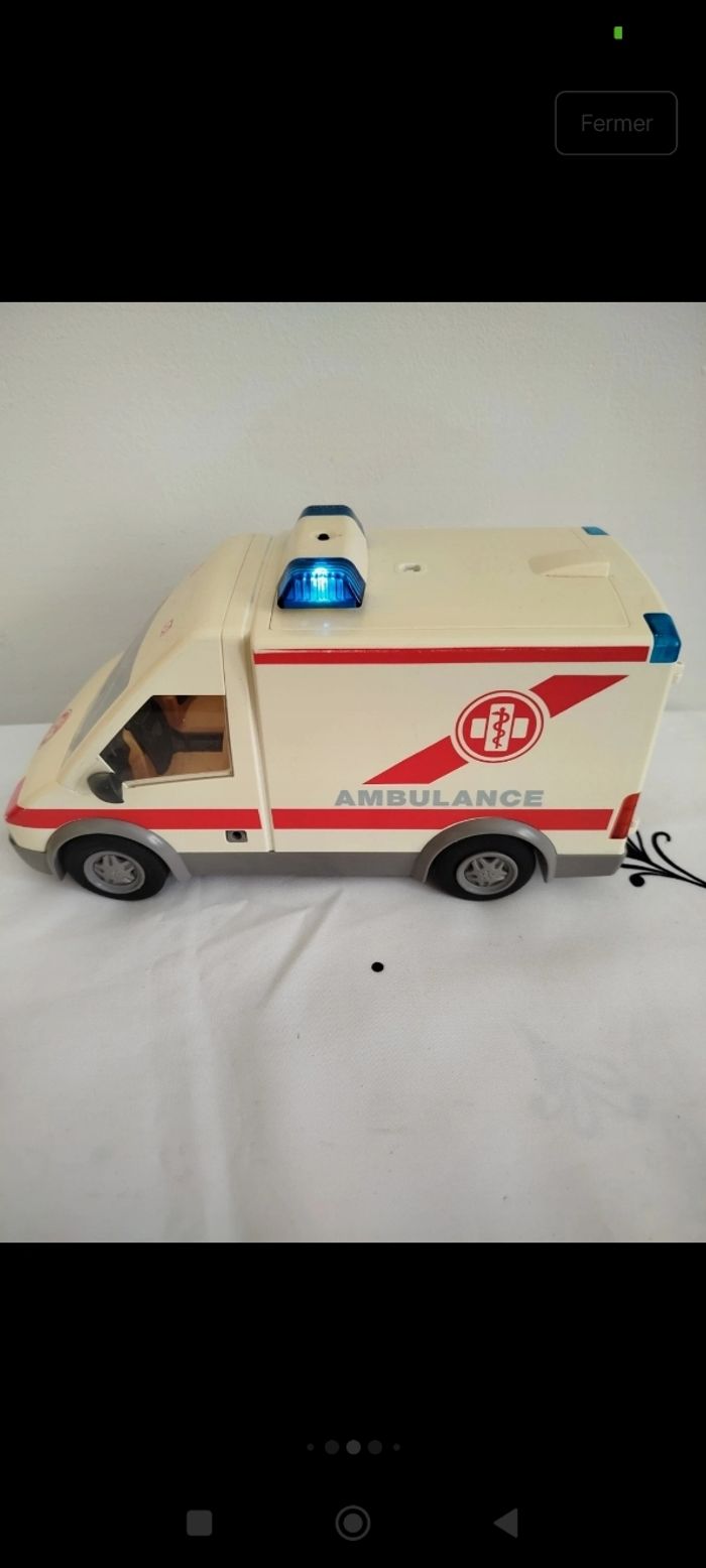 Ambulance lumineuse Playmobil avec 5 personnages et accessoires Playmobil - photo numéro 4