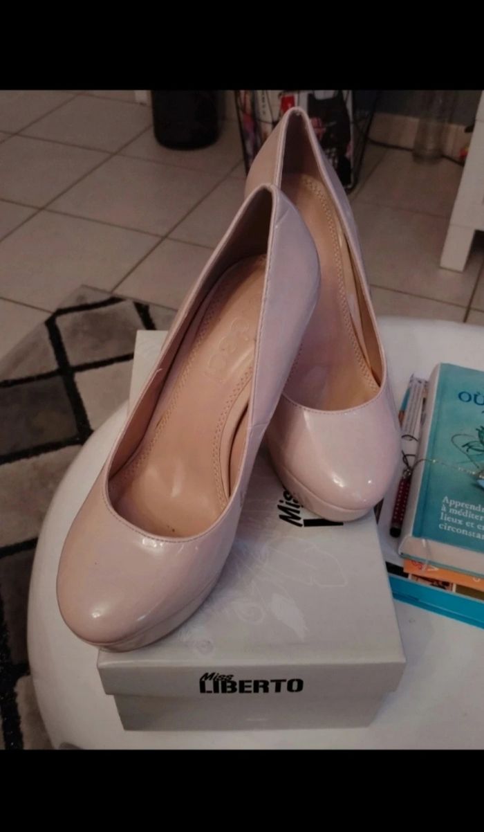 Très beau escarpins vernis à talons "Ideal" neuf - photo numéro 3
