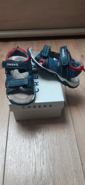 Chaussures sandales / nu-pieds creeks pointure 26 en très bon état