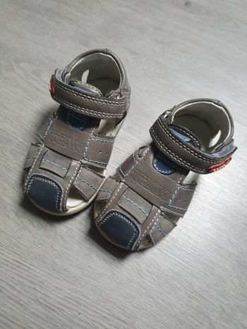 Chaussures pointure 18