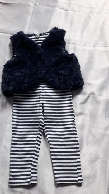Ensemble gilet sans manche fourrure synthétique marine, legging rayé 12 mois