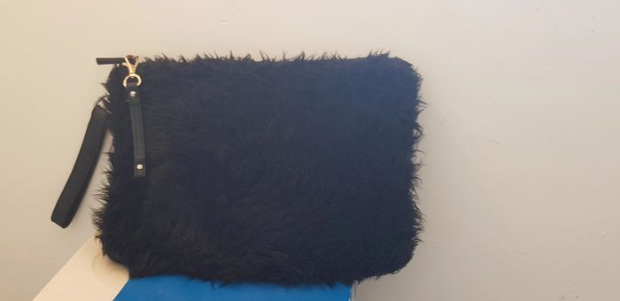 Pochette noire fausse fourrure