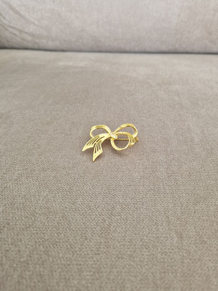 Broche vintage dorée motif noeud