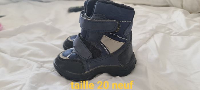 Adorable paire de petites bottes après-ski neuf taille 20 couleur bleu