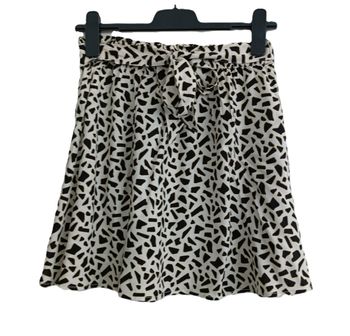 Jupe blanc cassé à motifs noirs. Ceinture à nouer. Kiabi. Taille M / 38