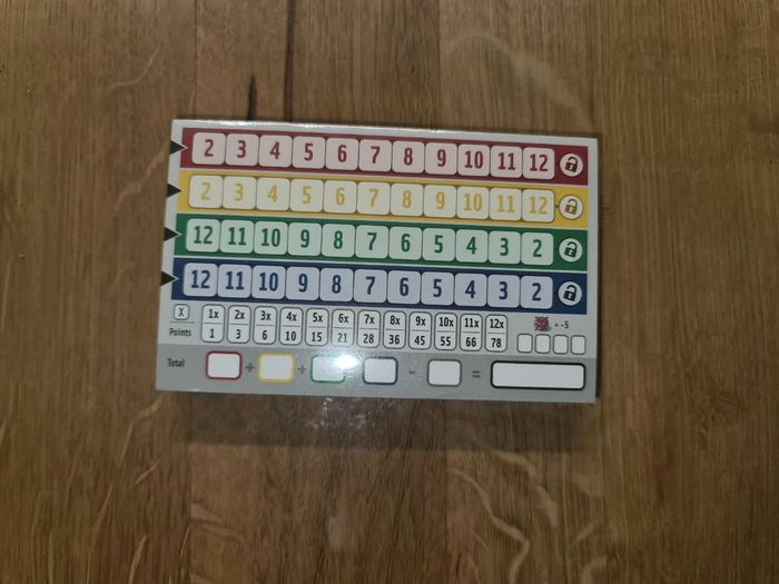Neuf sous cellophane carnets de score pour le jeu de société Qwixx - photo numéro 2