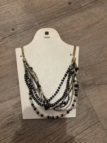 Collier blanc et noir perles