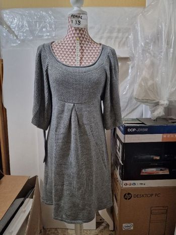 Robe, grise,en acrylique, en très bon état, longueur 94cm, marque Fiorella di Verdi =6€