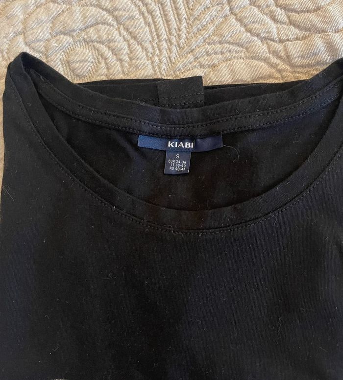 Jupette et teeshirt noirs - photo numéro 4