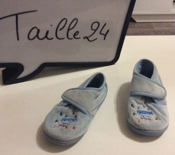 Chaussons bleus clairs