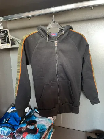 Sweat-shirt zippé à capuche taille 12 ans
