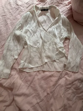 Très jolie chemise cache cœur  Zara
