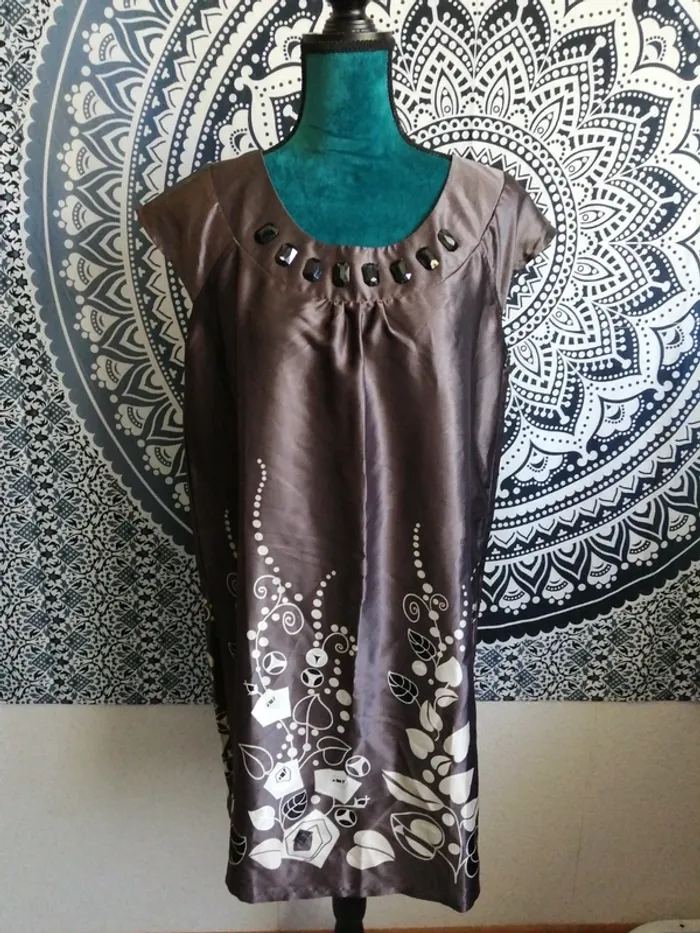 Robe marron en satin à motifs fleurs avec col bijoux / printed / (44) - photo numéro 2