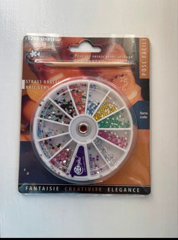 Strass nail art