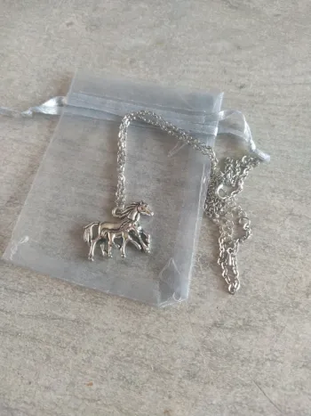 Collier pendentif cheval et Poulin