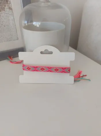 Bracelet tissé rose fushia