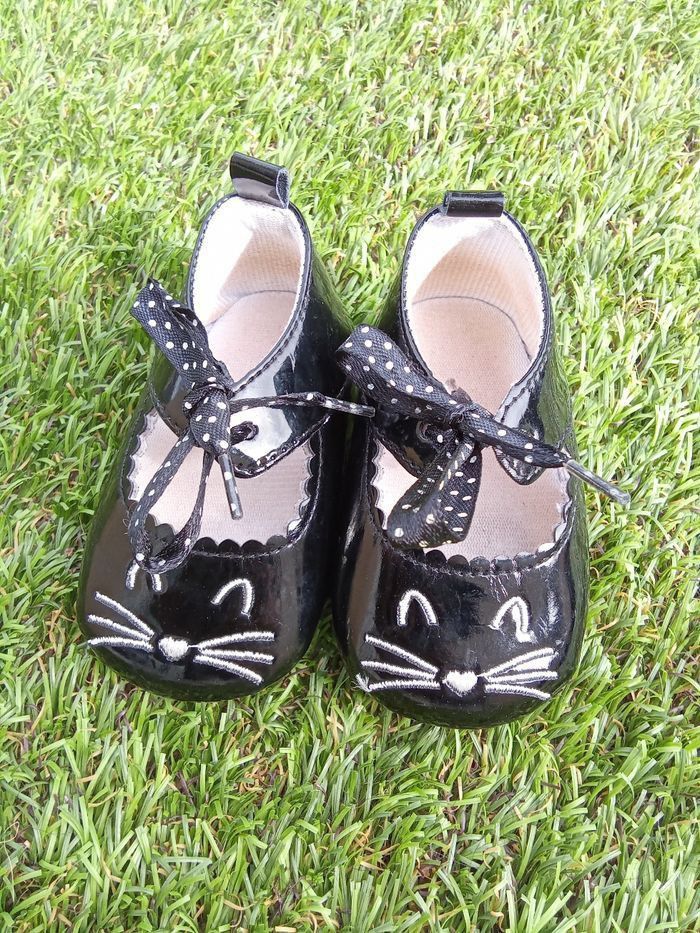 Lot de 2 paires de Chaussures bébé fille naissance , 0 à 6 mois environ, été ,Minnie, Disney  rose, scratch noire lacet motif chat,  cérémonie - photo numéro 3