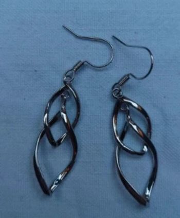 Boucles d'oreilles pendantes torsadées neuve argentées