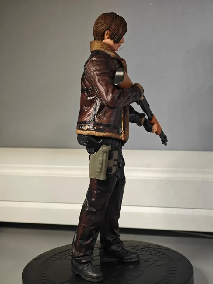 Figurine Resident Evil 4 : Leon 32cm neuve sans boîte - photo numéro 11