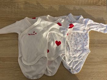 Lot de trois bodys motif coeur
