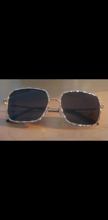 lunette de soleil dorée
