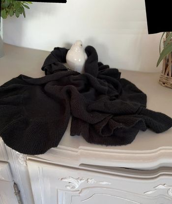 Magnifique écharpe noire de la marque Tissaia