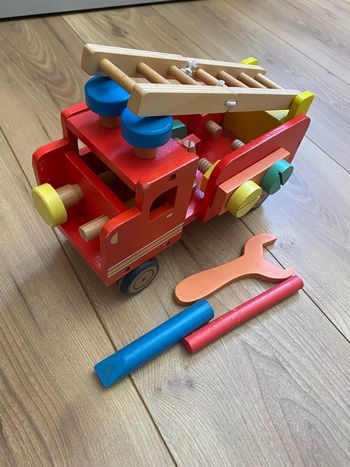 Camion pompier en bois Hema